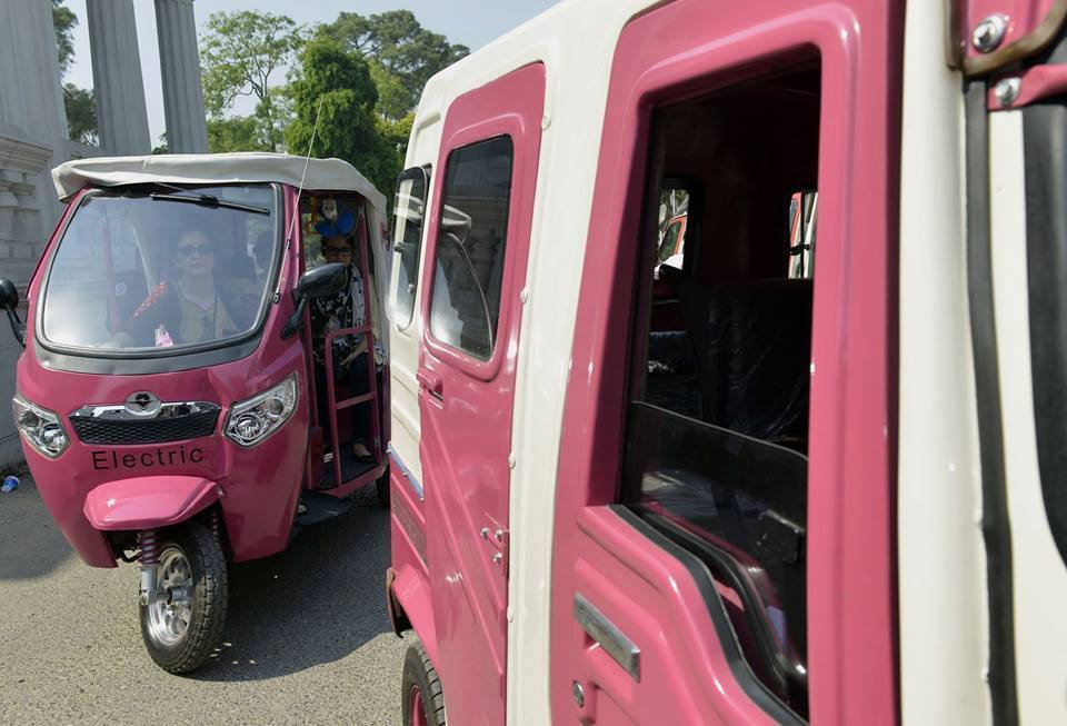 Girls Enjoy Gulabi (Pink) Rickshaw in Lahore