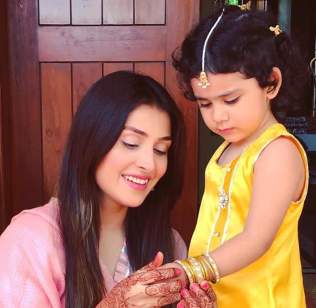 Ayeza Khan With Her Daughter On Eid - Arts & Entertainment Images & Photos