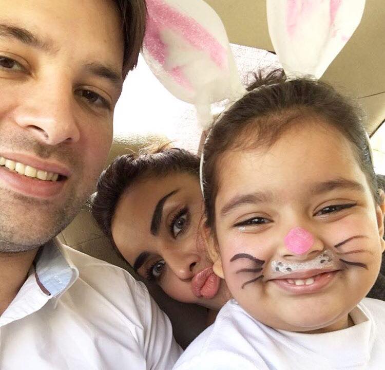 Mikaal Zulfiqar With His Wife & Daugh