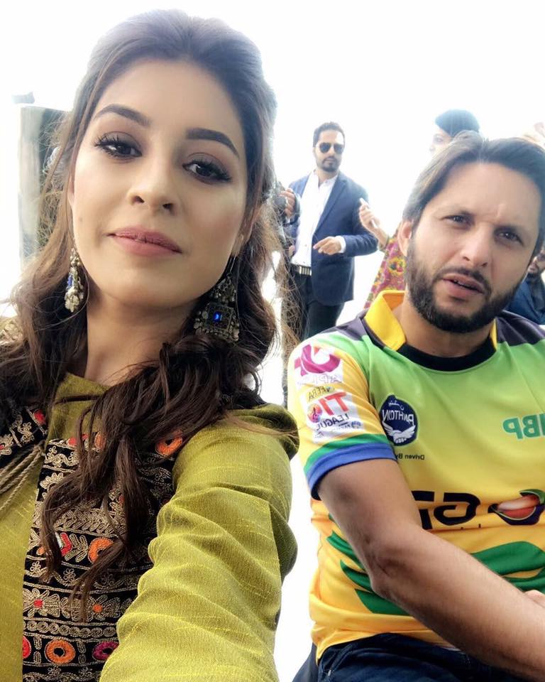 Sundas Khan With Shahid Afridi In T10 League Cricket Images Photos