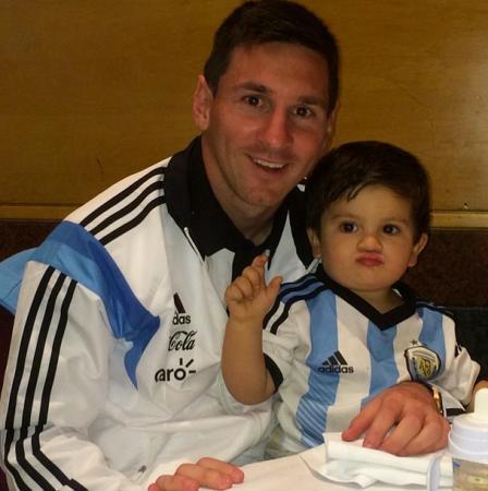 Lionel Messi With His Son - Football Images & Photos