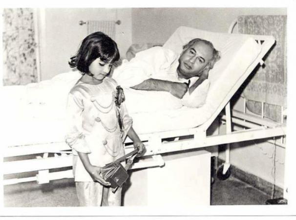 Benazir Bhutto rare childhood Pic when her Dad was Sick