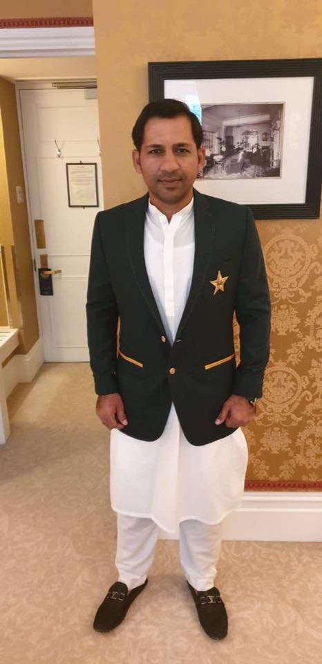 Sarfraz Ahmed Met With Queen Elizabeth & Prince Harry At Buckingham Palace 