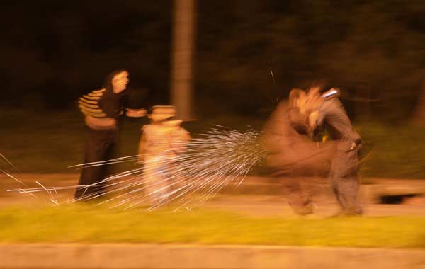 Zamurd Khan (2nd R), a leader of opposition Pakistan Peoples Party (PPP), jumps on a gunman to try to capture him, as the gunman fires shots, during a standoff with police in Islamabad on August 15, 2013.
