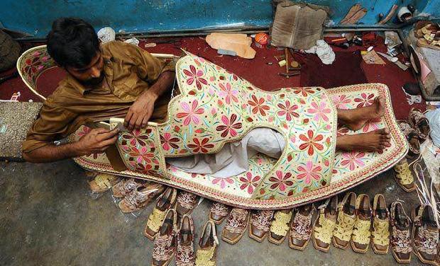 Yeh juta kis ka size ka hai