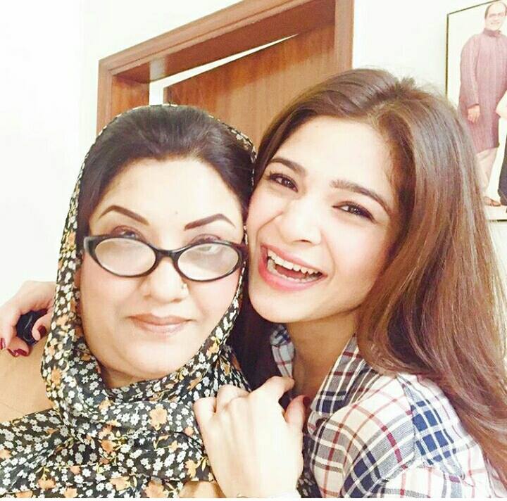 ‪Ayesha Omer shooting for ‎Bulbuley‬ after ‎accident‬ with co-star ‪Hina DilPazeer