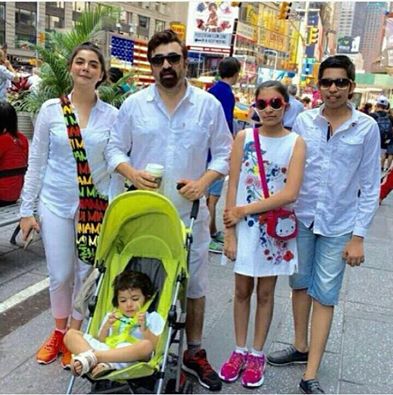 ‎Nida Yasir‬ & ‪Yasir Nawaz‬ With Their Kids In ‪‎USA‬