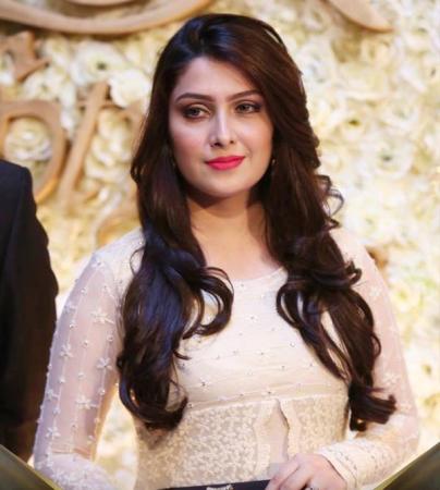 Ayeza Khan Won Best Actress Award in LSA 2015