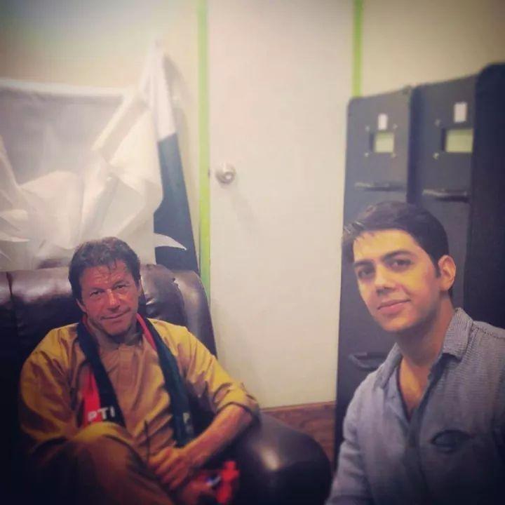 Gohar Mumtaz Met PTI Chairman Imran Khan In PTI Dharna