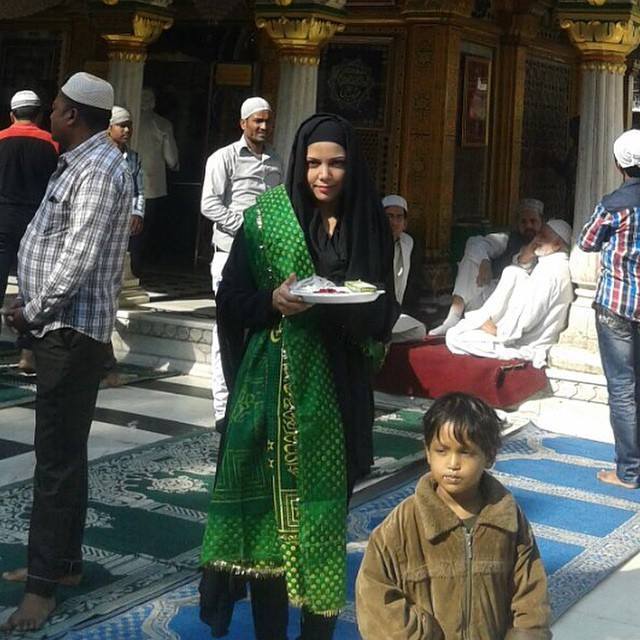 Hadiqa Kiani Visits Nizamuddin Auliya's Tomb