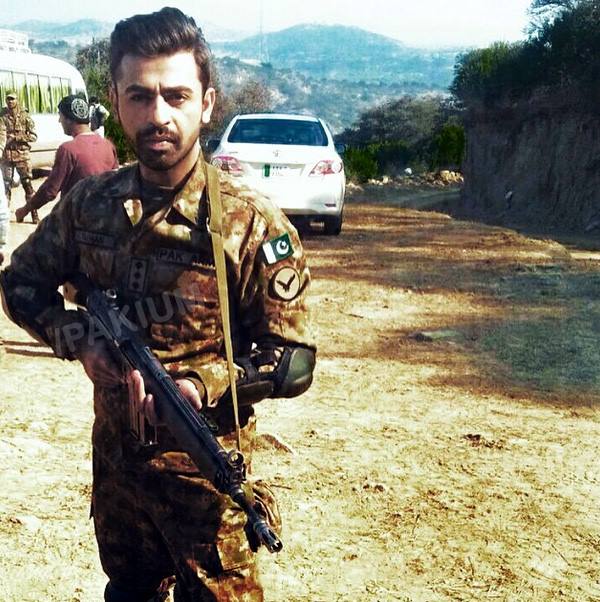 How Does Farhan Saeed Look Like In ‪‎Pak Army‬ Uniform