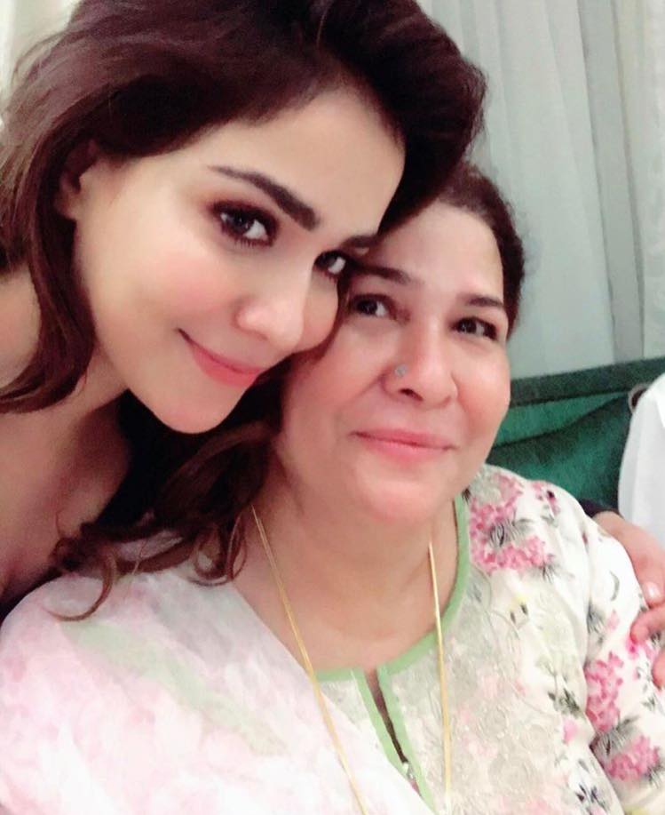 Humaima Malick Selfie With Her Mother