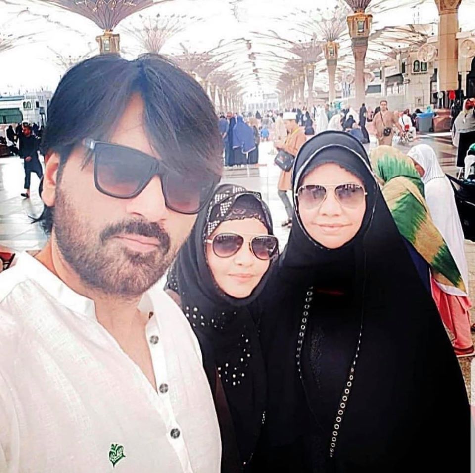 Humayun Saeed With His Wife & Sister In Law In Madina Sharif After Performing Umrah