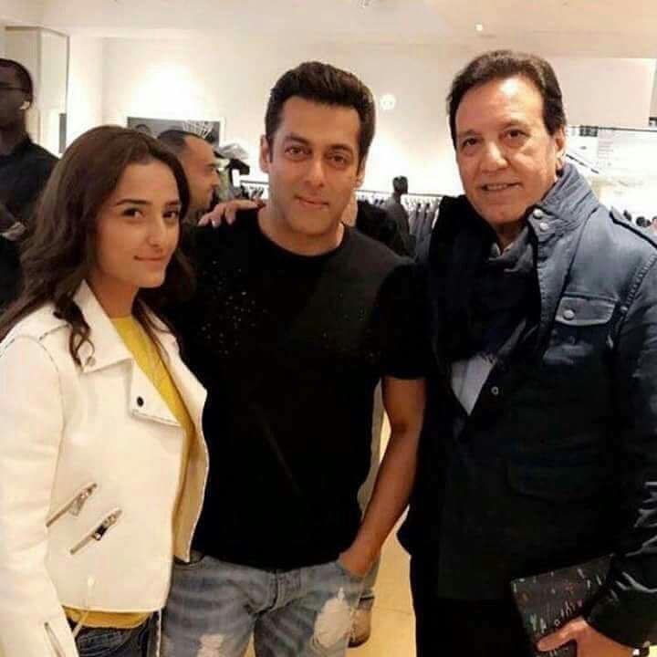 Momal Shiekh & Javed Shiekh With Salman Khan In London