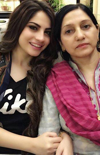 neelam muneer family