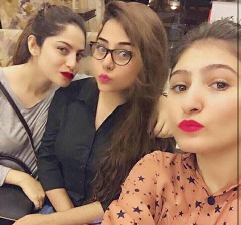Neelum Muneer‬ With Her Sisters