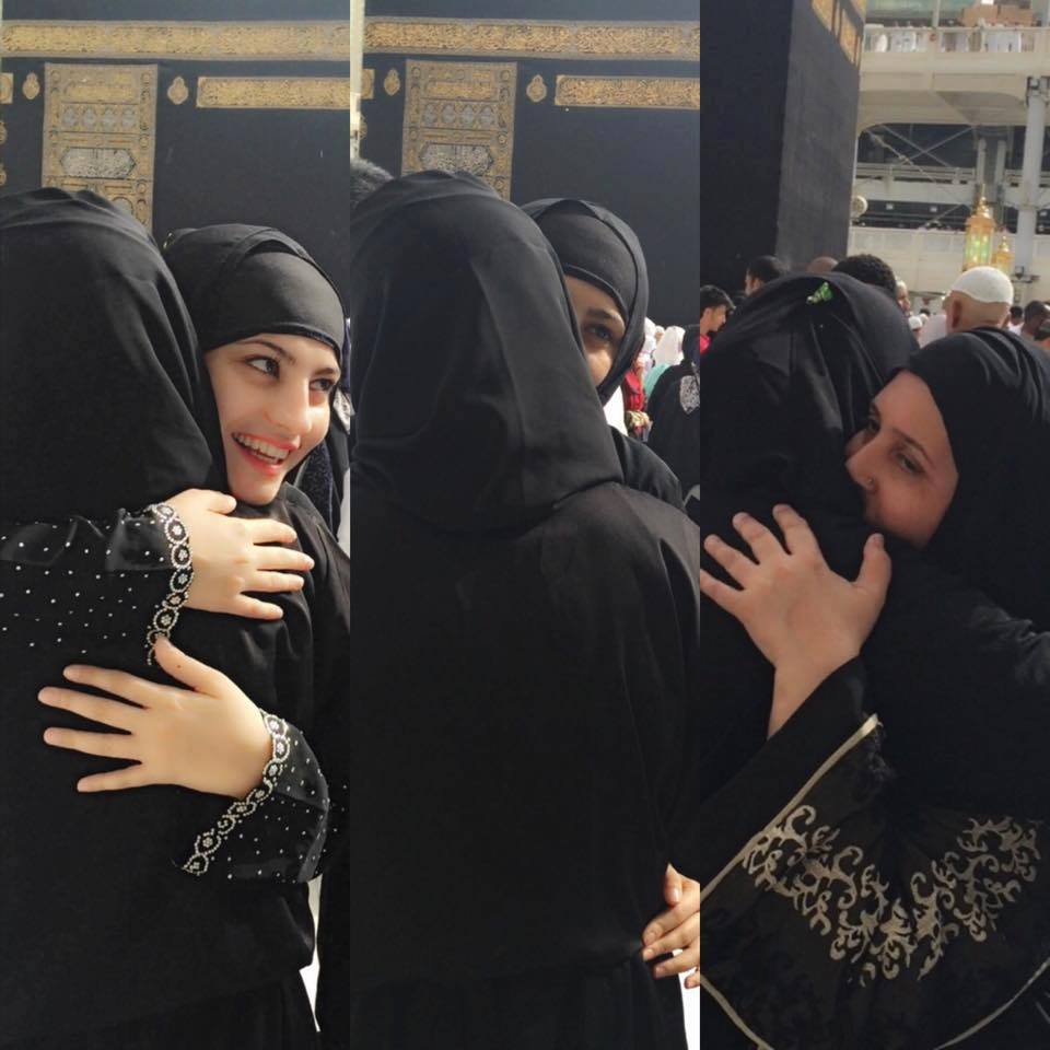Neelum Munir In Haram Shareef