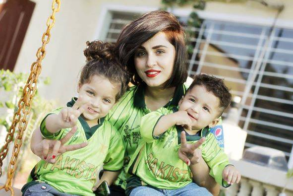 Nimra Khan With Her Siblings Supporting Pakistan Team