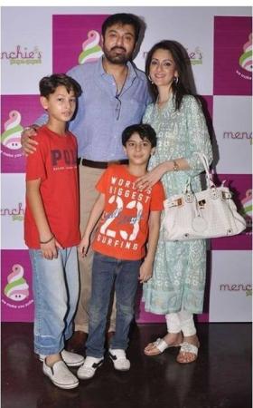Noman Ijaz Family Group Photo