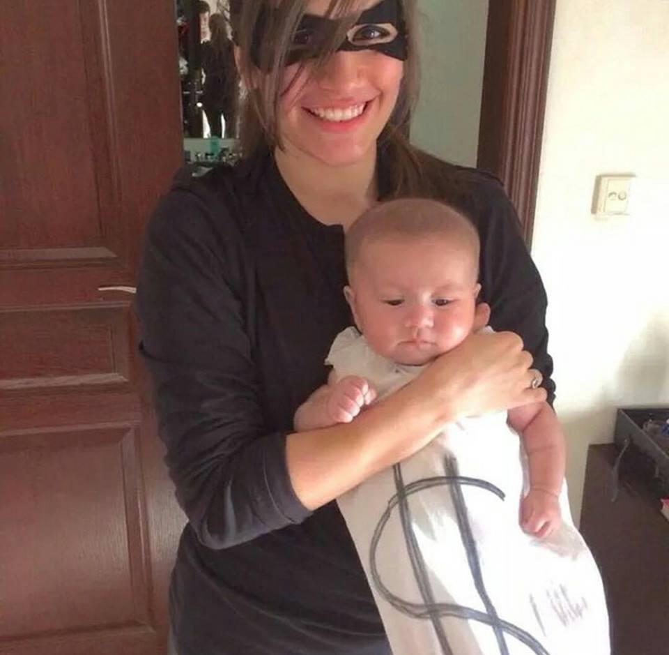 Syra Shehroz With Her Daughter Nooreh