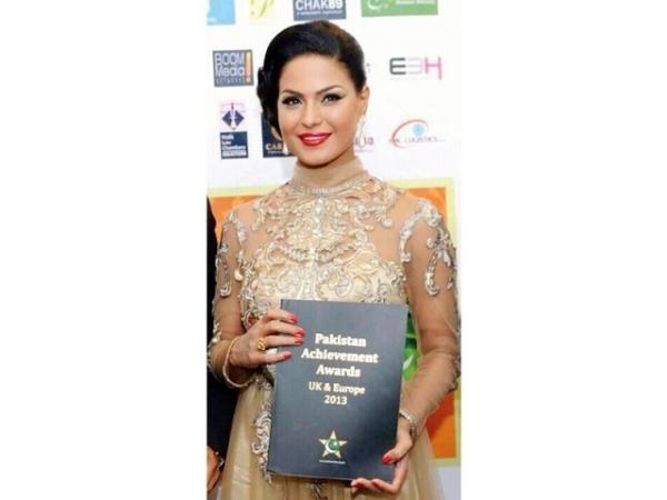 Veena received Most Successful Pakistani Entertainer in UK