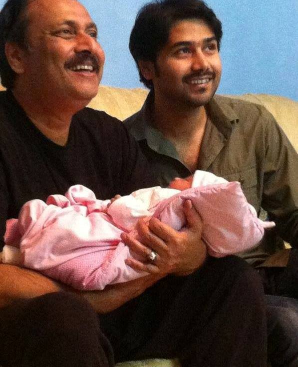 Waseem Abbas With His Son Ali Abbas And Grand Daughter Arts Waseem Abbas With His Son Ali Abbas And Grand Daughter Arts
