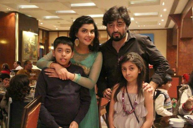Yasir Nawaz & Nida Yasir with kids