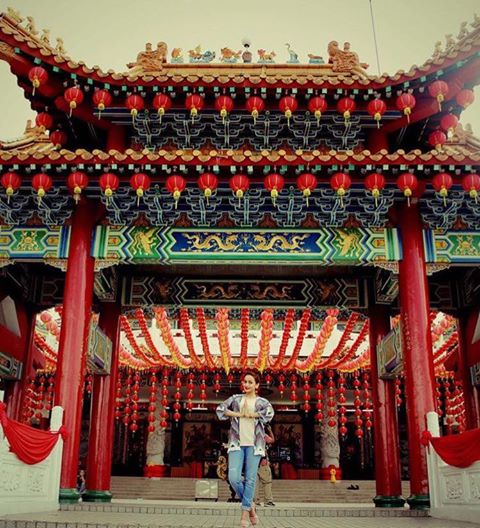 Zarnish Khan Outside The Thean Hou Temple In Malaysia