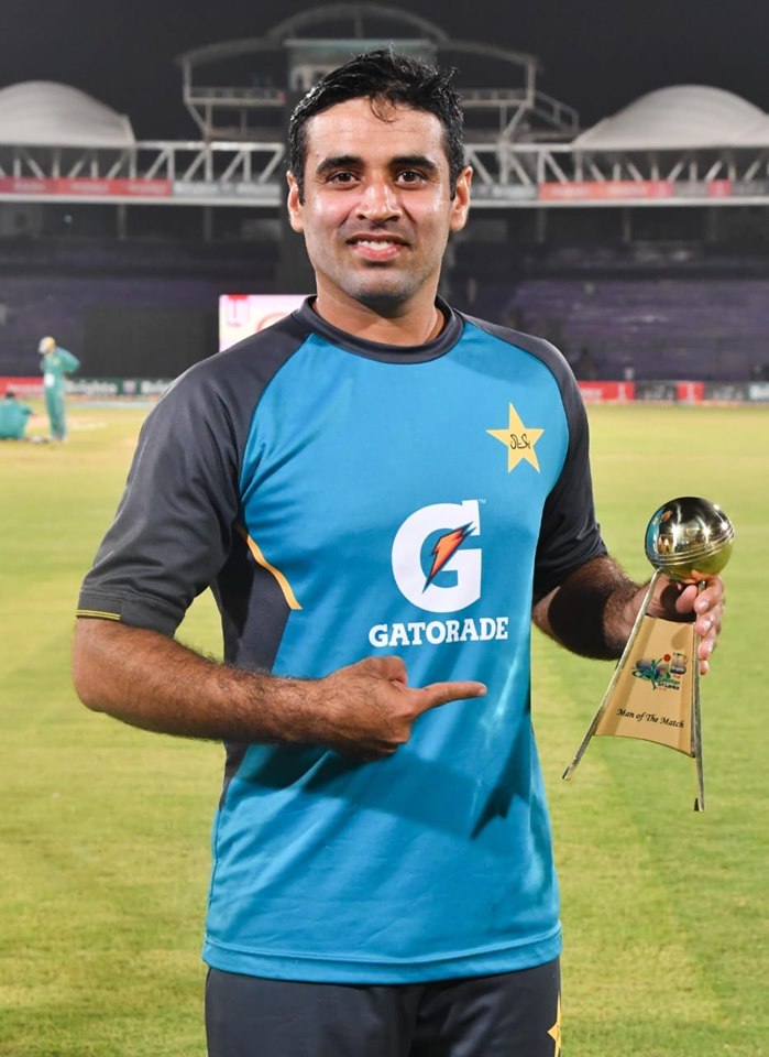 Abid Ali With His Man Of The Match Award In 3rd ODI Against Sri Lanka