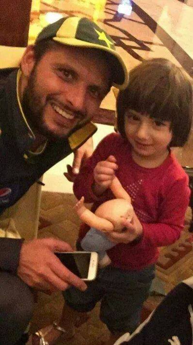 Asmara With Her Father Shahid Afridi