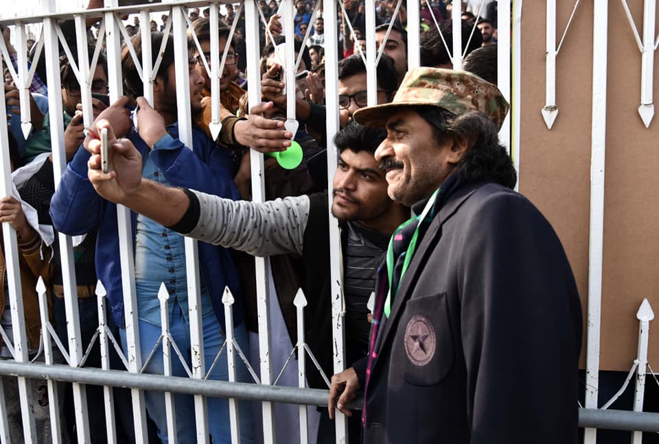 Batting Legend Javed Miandad Meets His Fans