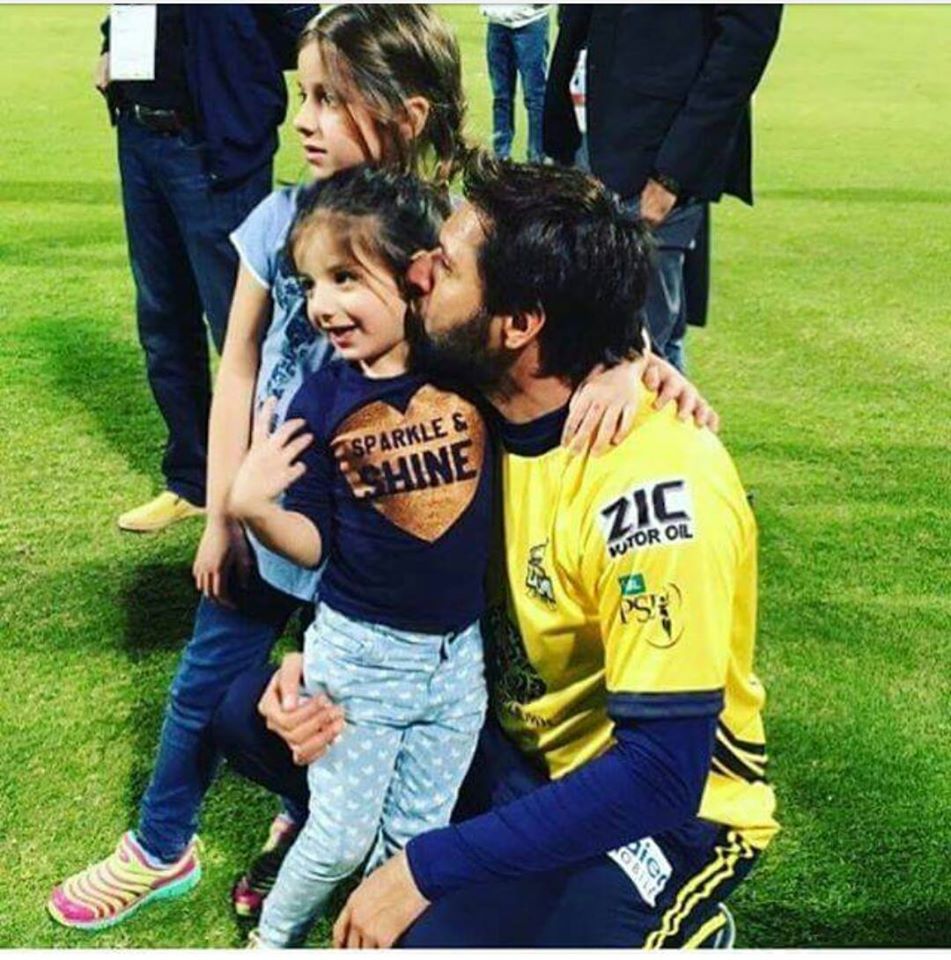 Boom boom afridi with daughters