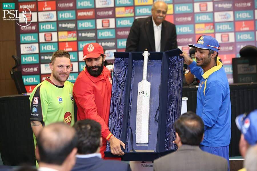 Brendon McCullum, Misbah and Sangakkara Posses With The Award