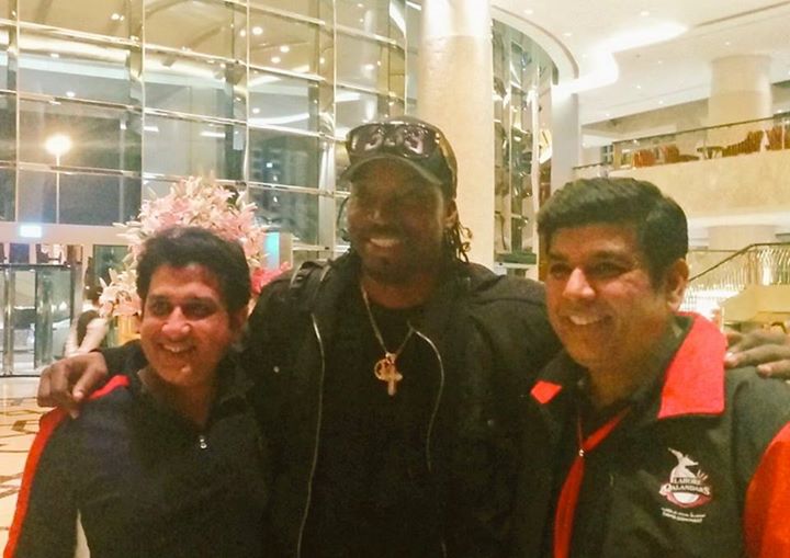 Chris Gayle With Supporters - Lahore Qalandars