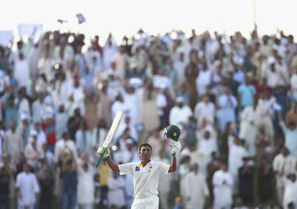 Crowd Saluted Younus Khan's Stunning Innings of 213