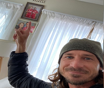 Dale Steyn Hangs Islamabad United Picture On The Wall