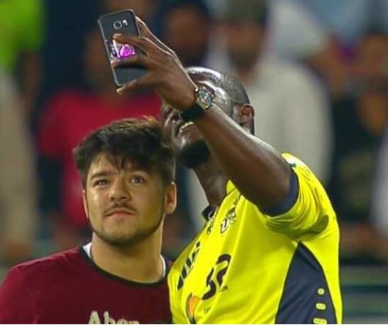 Darren Sammy Taking Selfie With Fan During The Final Over