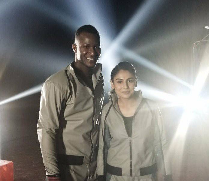 Darren Sammy With Pakistan Women's Cricketer Kainat Imtiaz