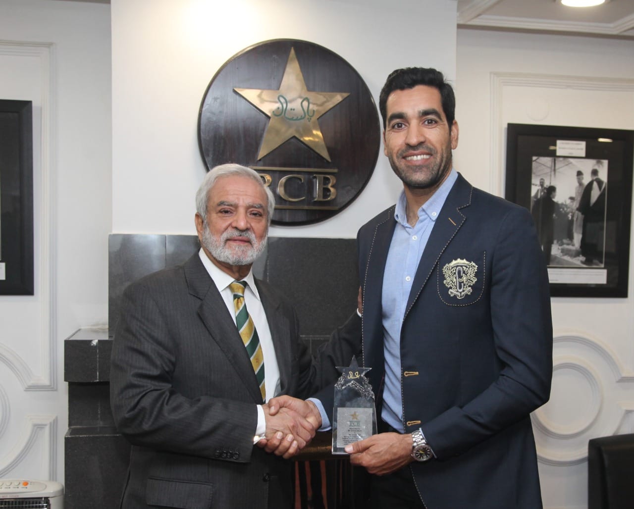 Ehsan Mani Honoured Umar Gul With A Crystal Plaque During The Third T20I