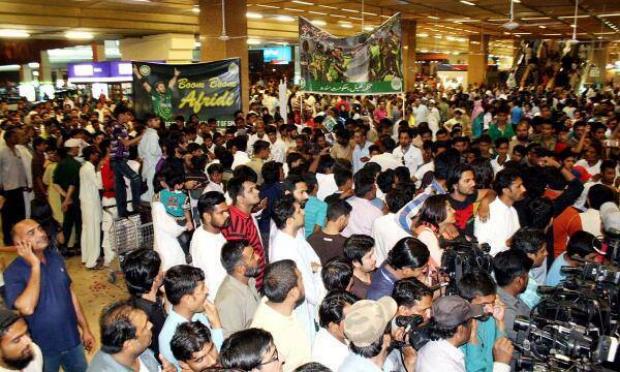 Fans Gather at Karachi Airport to Welcome Pakistan Cricket team players