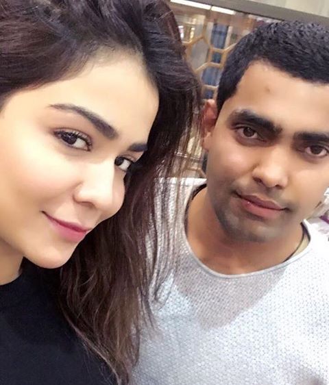 Humaima Malik Selfie With Umar Akmal At Lahore Airport