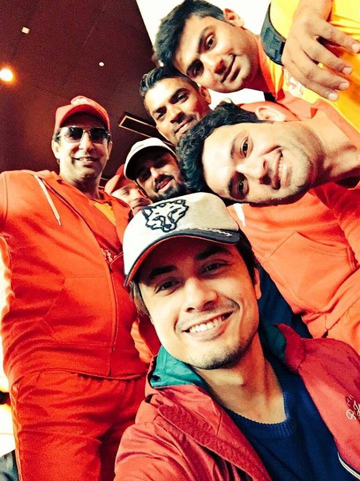 Islamabad United's Mentor with Voice of Islamabad and players