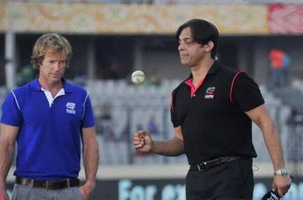 Jonty Rhodes and Shoaib Akhtar in Bangladesh