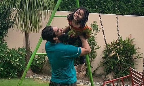 Legend Mohammad Yousuf Enjoying Rain With His Beloved Daughter
