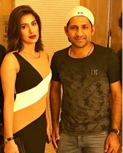 Mehwish Hayat With The Captain Sarfraz Ahmed In Dubai