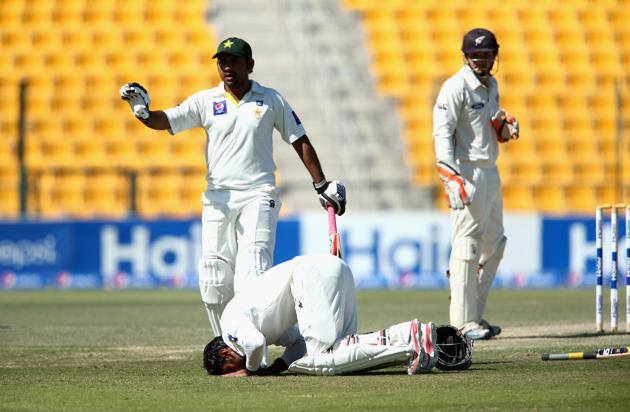 Mohammad Hafeez Doing Sajda To Thank God After Century