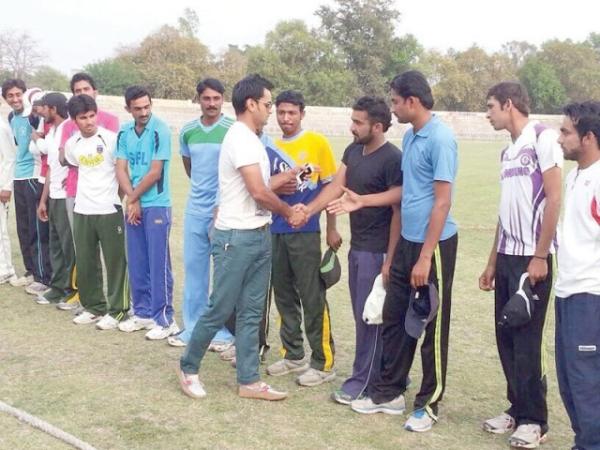 Mohammad Hafeez Helping Potential Cricketers In Sargodha 