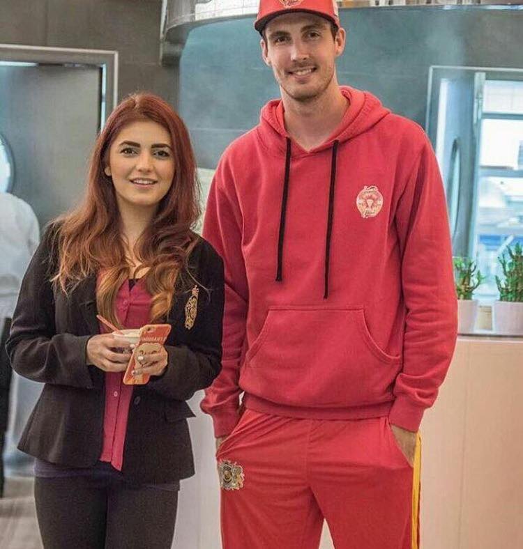 Momina Mustehsan With England Fast Bowler Steven Finn