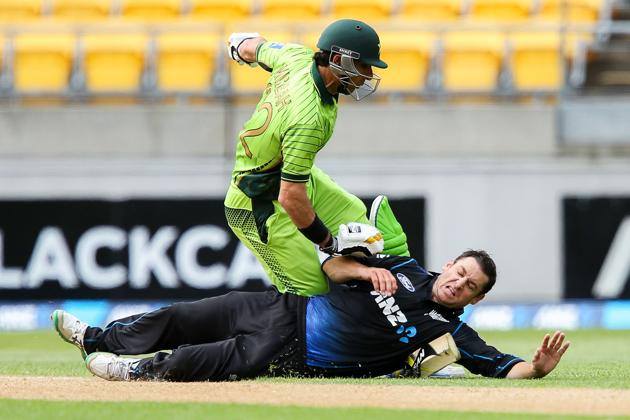 Nathan McCullum Collides With Misbah-ul-Haq