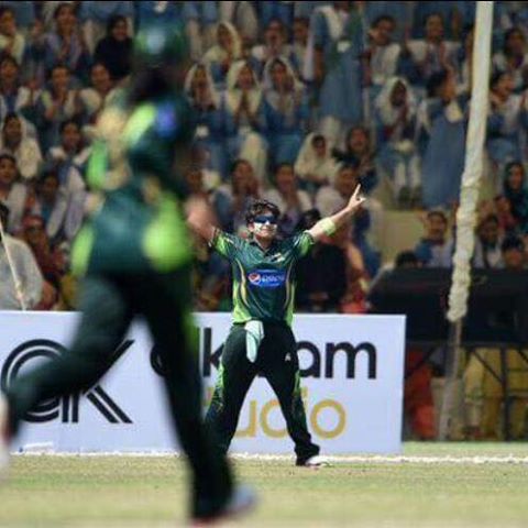 Nida Dar Copies Shahid Afridi Style - Boom Boom Girl